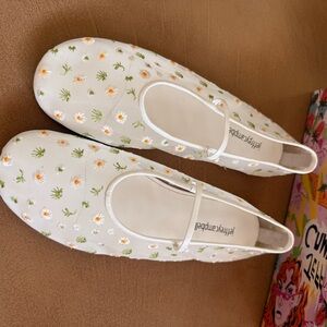 Floral Embroidered White Ballet Flats